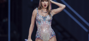 Taylor Swift Hand Gesture Sends Internet Into Meltdown