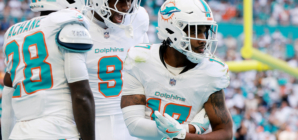 Dolphins’ Jaylen Waddle Exits Game With Scary Knee Injury