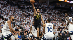Warriors Superstar Stephen Curry Exits With Apparent Injury