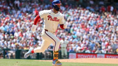 Phillies’ Bryce Harper Hit by 95-mph Fastball, Leaves Game With Injury