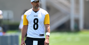 Steelers’ Aaron Rodgers Sends Clear Message to Team Icon Terry Bradshaw