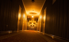 Hotel Guest Takes Photo at 3am, Internet Outraged by What They Find