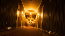Hotel Guest Takes Photo at 3am, Internet Outraged by What They Find