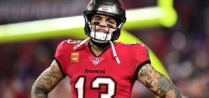 Buccaneers’ Mike Evans Carted Off Field in Lions Game With Brutal New Injury