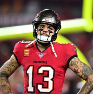 Buccaneers’ Mike Evans Carted Off Field in Lions Game With Brutal New Injury
