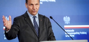Poland issues Putin arrest warning ahead of Trump meeting