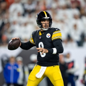 Aaron Rodgers Could Accomplish Rare NFL Feat Only 4 QBs Have Ever Achieved