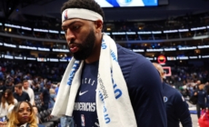 Mavericks’ Anthony Davis Exits Game With Concerning Injury