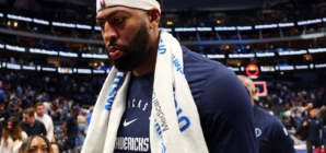 Mavericks’ Anthony Davis Exits Game With Concerning Injury