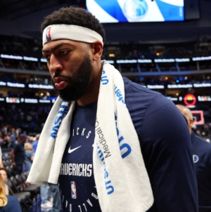 Mavericks’ Anthony Davis Exits Game With Concerning Injury