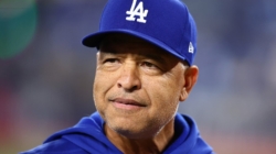 Dodgers’ Dave Roberts Takes Hilarious Fall While Racing Infielder