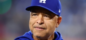 Dodgers’ Dave Roberts Takes Hilarious Fall While Racing Infielder