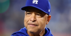 Dodgers’ Dave Roberts Takes Hilarious Fall While Racing Infielder