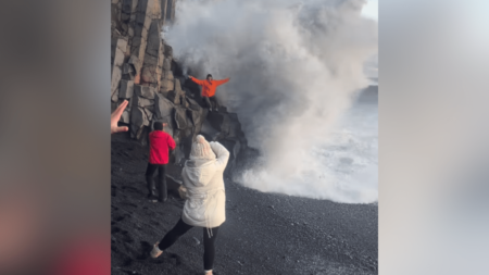 Moment Tourists ‘Risk Their Lives’ For Beach Photo Where Girl Recently Died %%page%% %%sep%% %%sitename%% Moment Tourists ‘Risk Their Lives’ For Beach Photo Where Girl Recently Died