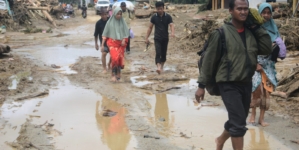 Indonesian Floods Death Toll Tops 300 as Search and Rescue Continues