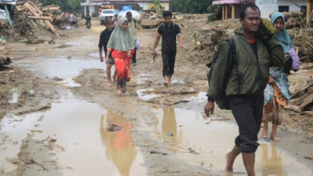 Indonesian Floods Death Toll Tops 300 as Search and Rescue Continues