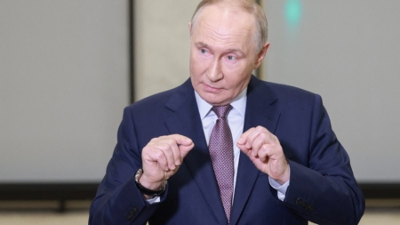Putin’s hand in viral video sparks health speculation