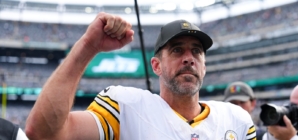 Aaron Rodgers Gets Emotional With Ex-Teammate After Steelers Win