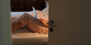Man Wants to Watch Videos in Bed—His ‘Genius’ Solution Gets Cheers