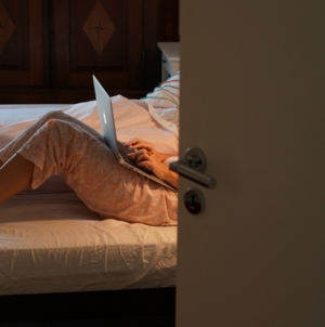 Man Wants to Watch Videos in Bed—His ‘Genius’ Solution Gets Cheers