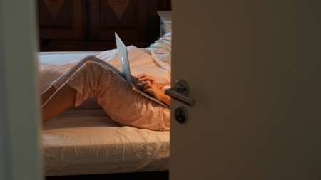 Man Wants to Watch Videos in Bed—His ‘Genius’ Solution Gets Cheers