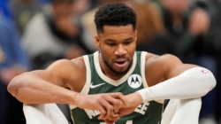 Bucks’ Giannis Antetokounmpo Gives Injury Update After Awkward Fall
