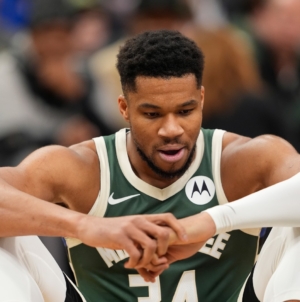 Bucks’ Giannis Antetokounmpo Gives Injury Update After Awkward Fall