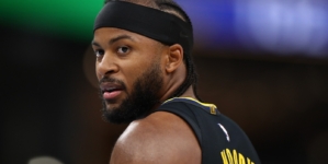 Arkansas HC John Calipari Reacts to Moses Moody’s Frightening Injury