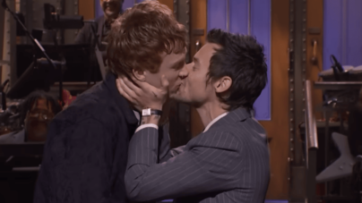 Harry Styles Kisses ‘SNL’ Star After ‘Queerbaiting’ Backlash
