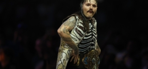 WWE’s Oba Femi and Dominik Mysterio Get Harassed by Autograph Scalpers