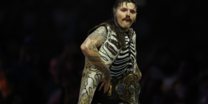 WWE’s Oba Femi and Dominik Mysterio Get Harassed by Autograph Scalpers