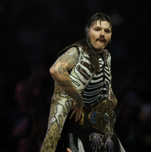 WWE’s Oba Femi and Dominik Mysterio Get Harassed by Autograph Scalpers