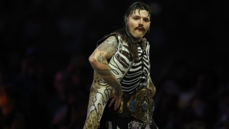 WWE’s Oba Femi and Dominik Mysterio Get Harassed by Autograph Scalpers