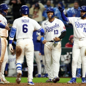 Royals’ Jonathan India Hits $25,000 Grand Slam vs. Twins